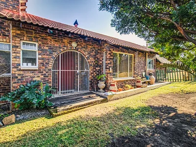 3 Bedroom House For Sale in Kempton Park - bP1r.webp