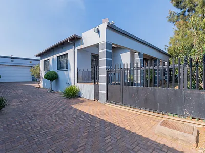 5 Bedroom House For Sale in Edenvale - J10z.webp