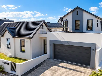 4 Bedroom House For Sale in Somerset West - img
