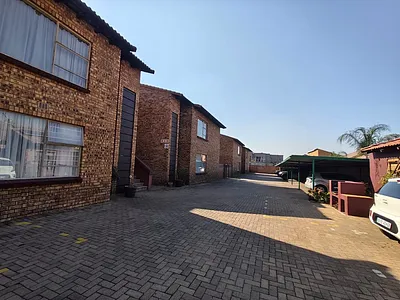 2 Bedroom Townhouse For Sale in Alberton - 26AQ.webp