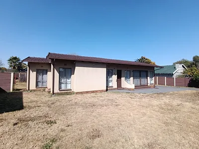 3 Bedroom House For Sale in Alberton - GjY2.webp