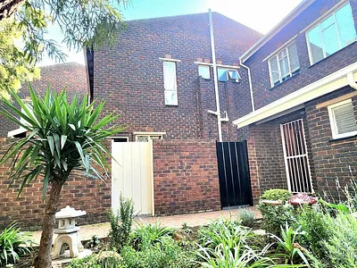 3 Bedroom Townhouse For Sale in Alberton - 4hB4.webp