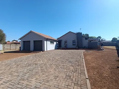 3 Bedroom House For Sale in Alberton - HNJr.webp