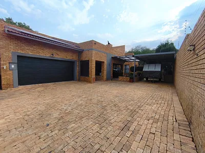 4 Bedroom House For Sale in Alberton - HO1z.webp