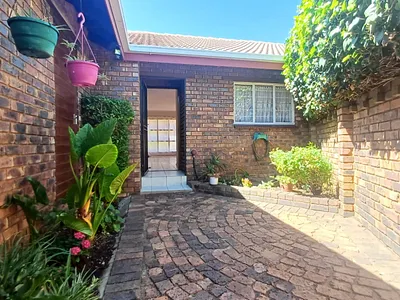 2 Bedroom Townhouse To Rent in Johannesburg - 8ZQr.webp