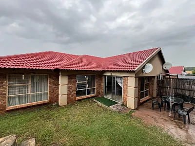 3 Bedroom Townhouse To Rent in Johannesburg - eVnG.webp
