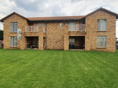 2 Bedroom Townhouse To Rent in Bedfordview - VgW9.webp