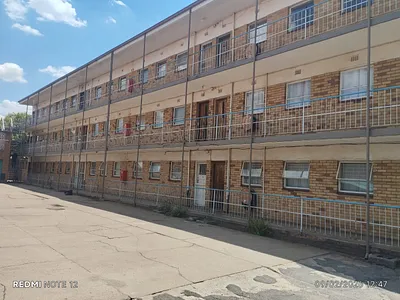 2 Bedroom Apartment For Sale in Vanderbijlpark - 7EZn.webp