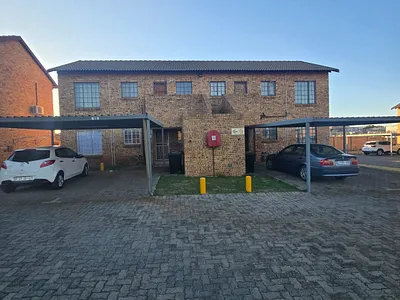 2 Bedroom Apartment For Sale in Meyerton - QKth.webp