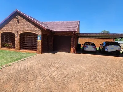3 Bedroom House For Sale in Akasia - UGxv.webp