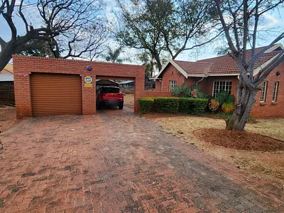 2 Bedroom House For Sale in Akasia - yLly.webp