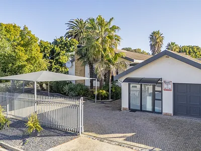 4 Bedroom House For Sale in La Rochelle, Bellville - 4fnT.webp