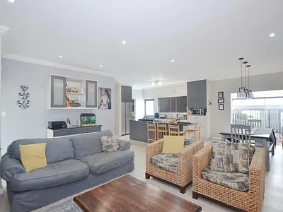 4 Bedroom House For Sale in La Rochelle, Bellville - LOjq.webp