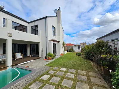 4 Bedroom House For Sale in Brackenfell - 9gd5.webp