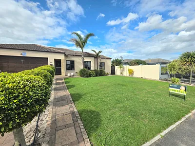 3 Bedroom House For Sale in Brackenfell - Z088.webp