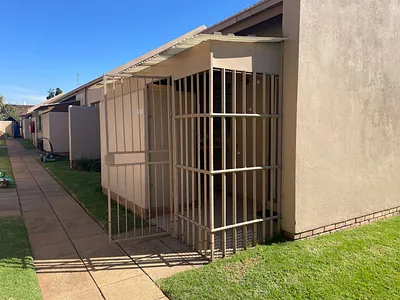 2 Bedroom Townhouse For Sale in Kempton Park - 9NK4.webp