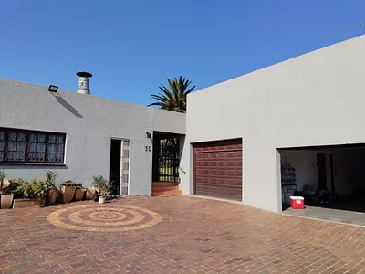 4 Bedroom House For Sale in Kempton Park - uc79.webp