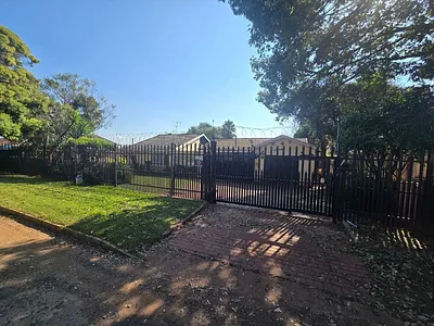 3 Bedroom House For Sale in Kempton Park - rsL5.webp