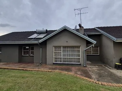 3 Bedroom House For Sale in Kempton Park - qjgz.webp