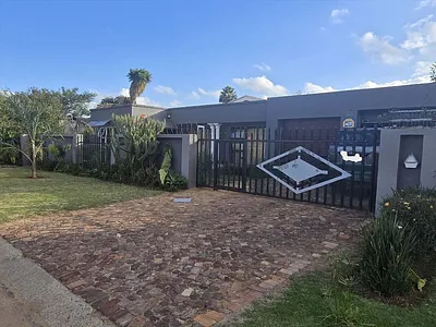 4 Bedroom House For Sale in Kempton Park - 3t4n.webp