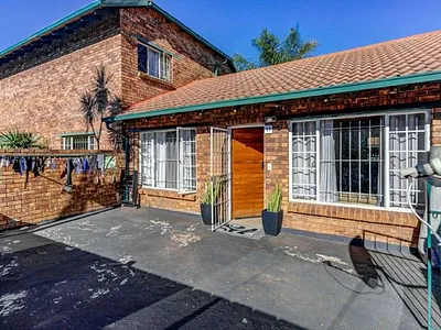 3 Bedroom Townhouse For Sale in Kempton Park - G2Qr.webp
