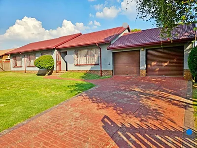 4 Bedroom House For Sale in Kempton Park - 98ua.webp