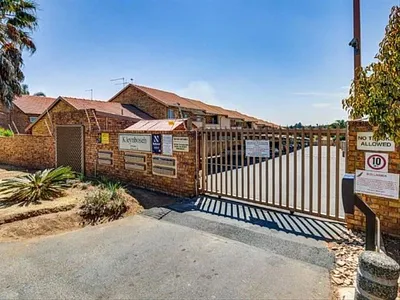 2 Bedroom Townhouse For Sale in Kempton Park - HU9s.webp