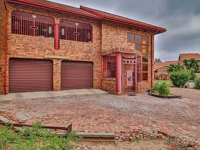 5 Bedroom House For Sale in Benoni - PUhL.webp