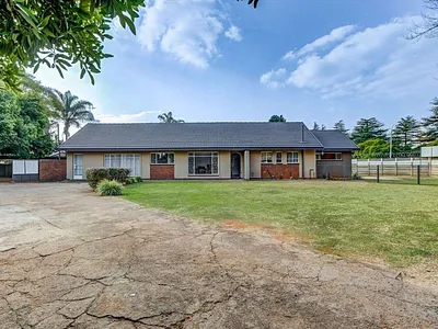 3 Bedroom House For Sale in Kempton Park - 13rq.webp