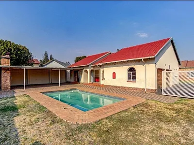 4 Bedroom House For Sale in Kempton Park - NG3a.webp