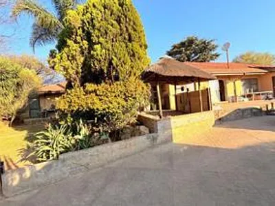 4 Bedroom House For Sale in Kempton Park - g5Io.webp