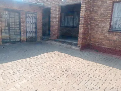 2 Bedroom House For Sale in Tembisa - vYd1.webp