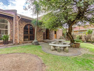 4 Bedroom House For Sale in Kempton Park - QAkU.webp