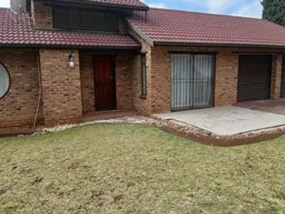 3 Bedroom House For Sale in Kempton Park - UPbm.webp