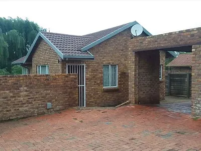 3 Bedroom Townhouse For Sale in Kempton Park - img