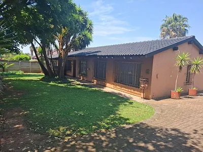 4 Bedroom House For Sale in Kempton Park - tgM8.webp