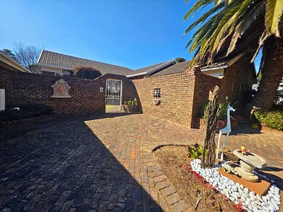 4 Bedroom House For Sale in Kempton Park - bDjs.webp