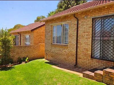 2 Bedroom Townhouse For Sale in Roodepoort - hHeP.webp