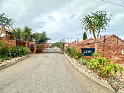 3 Bedroom Townhouse For Sale in Roodepoort - Ef6G.webp