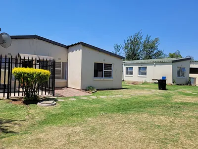 2 Bedroom Townhouse For Sale in Roodepoort - 8O4P.webp