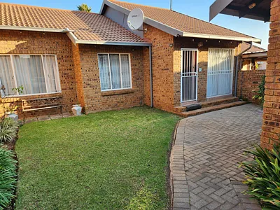 3 Bedroom Townhouse For Sale in Kempton Park - LYpY.webp