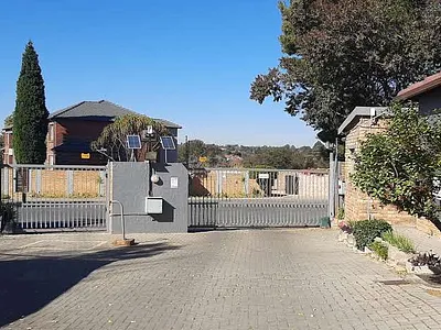 2 Bedroom Townhouse For Sale in Kempton Park - Q1ms.webp