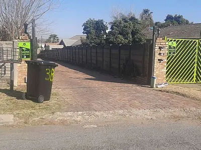 5 Bedroom House For Sale in Kempton Park - qWjh.webp