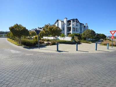 3 Bedroom Apartment To Rent in Somerset West - 3pXN.webp