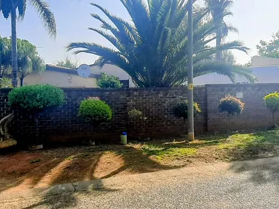 5 Bedroom House For Sale in Kempton Park - 63jE.webp
