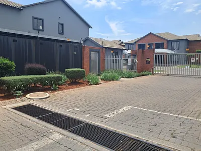 2 Bedroom Townhouse For Sale in Kempton Park - 4NOG.webp