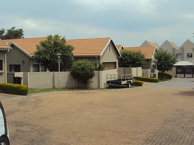 3 Bedroom Townhouse To Rent in Benoni - Jm7J.webp