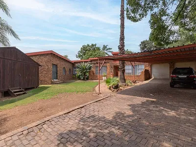 6 Bedroom House For Sale in Kempton Park - 0KEj.webp