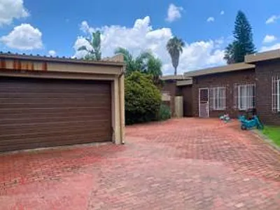 4 Bedroom House For Sale in Kempton Park - img