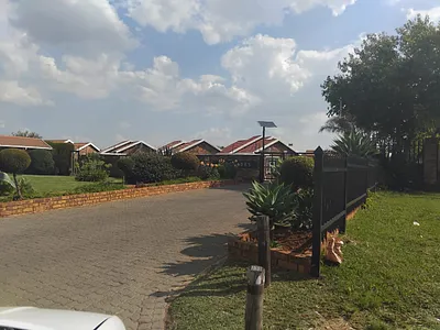 2 Bedroom Townhouse For Sale in Kempton Park - img